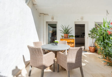 Piękne dwa sypialnie parter apartament, położony w południe - po Birdie Club społeczności w Río Real, Marbella
