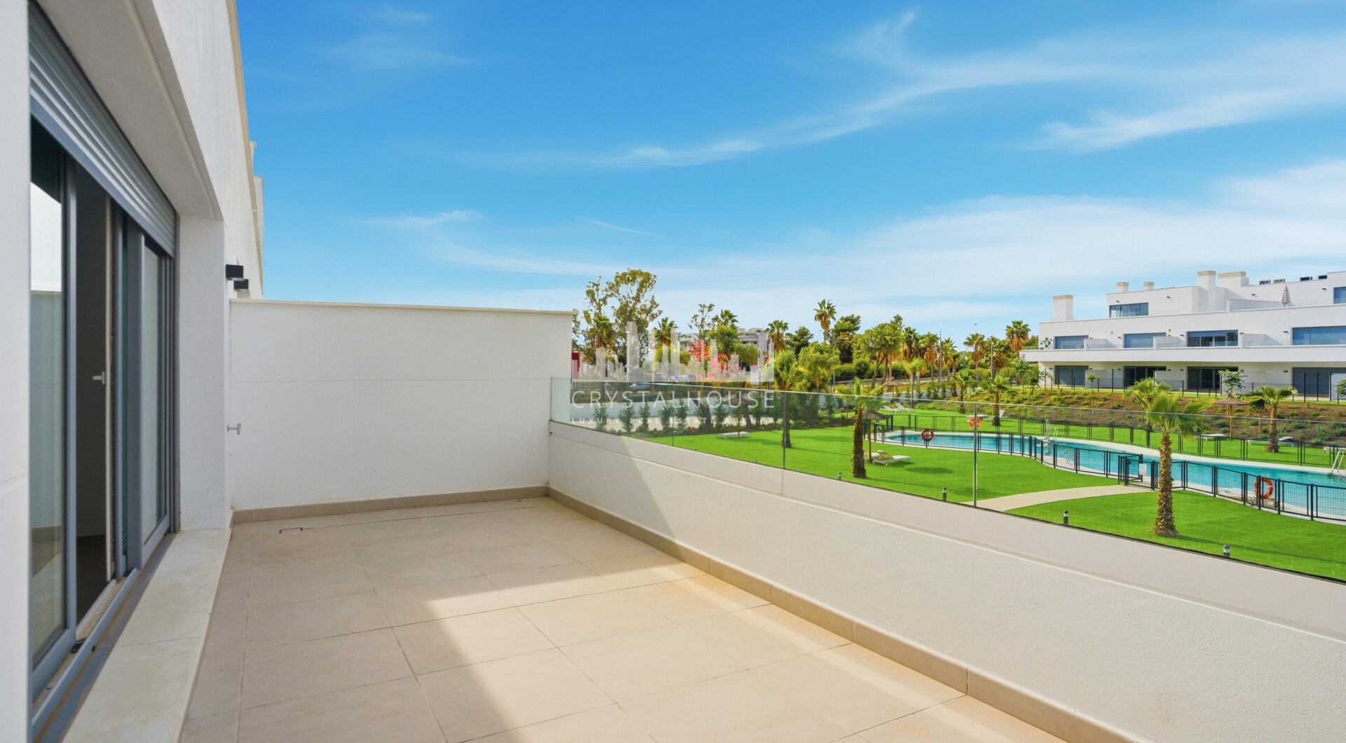 Stylowe, południowo-zachodnie zwrócone dwupokojowe mieszkanie znajduje się w południowo-wschodniej strzeżonej społeczności Acqua Gardens na New Golden Mile, Estepona