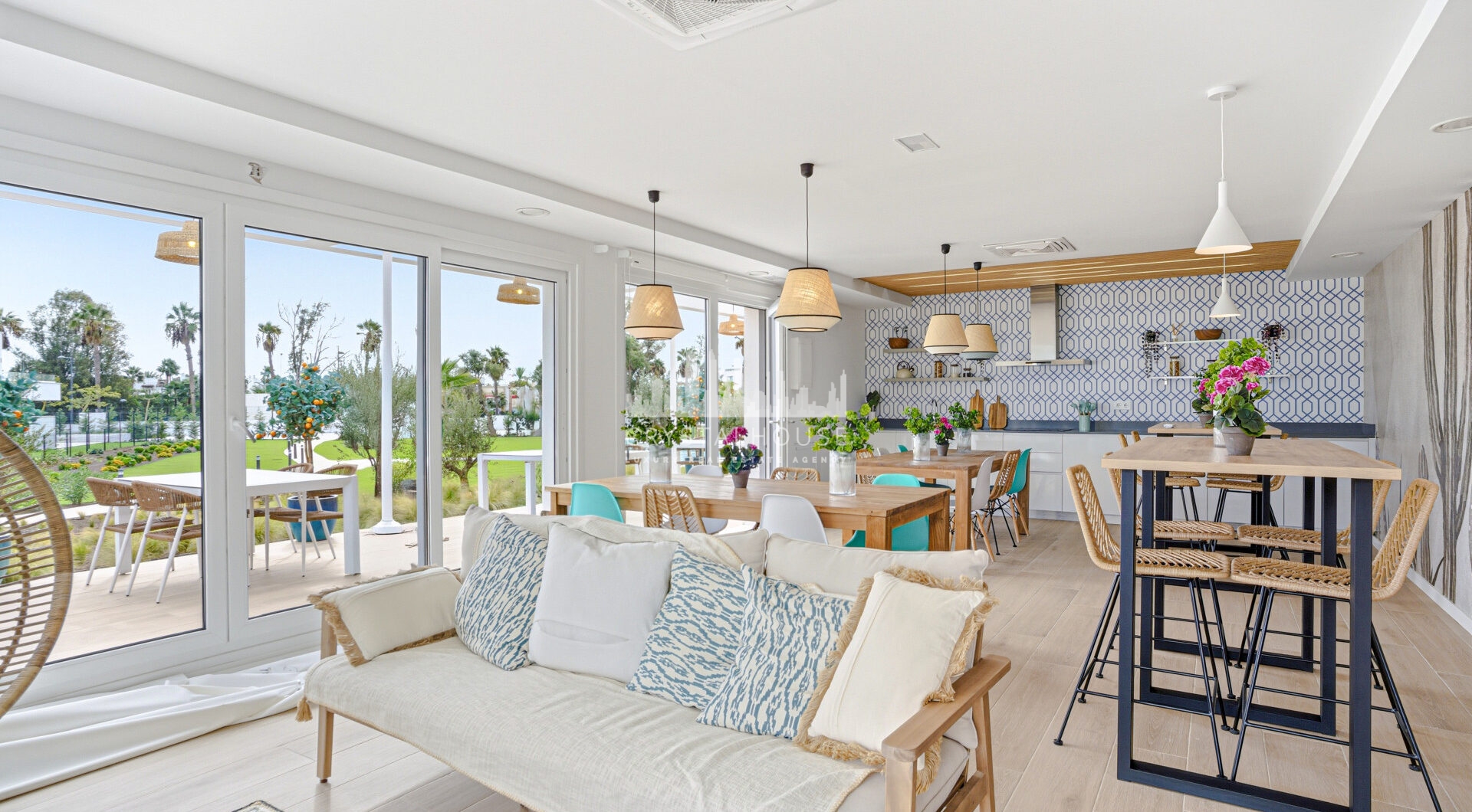 Stylowe, południowo-zachodnie zwrócone dwupokojowe mieszkanie znajduje się w południowo-wschodniej strzeżonej społeczności Acqua Gardens na New Golden Mile, Estepona