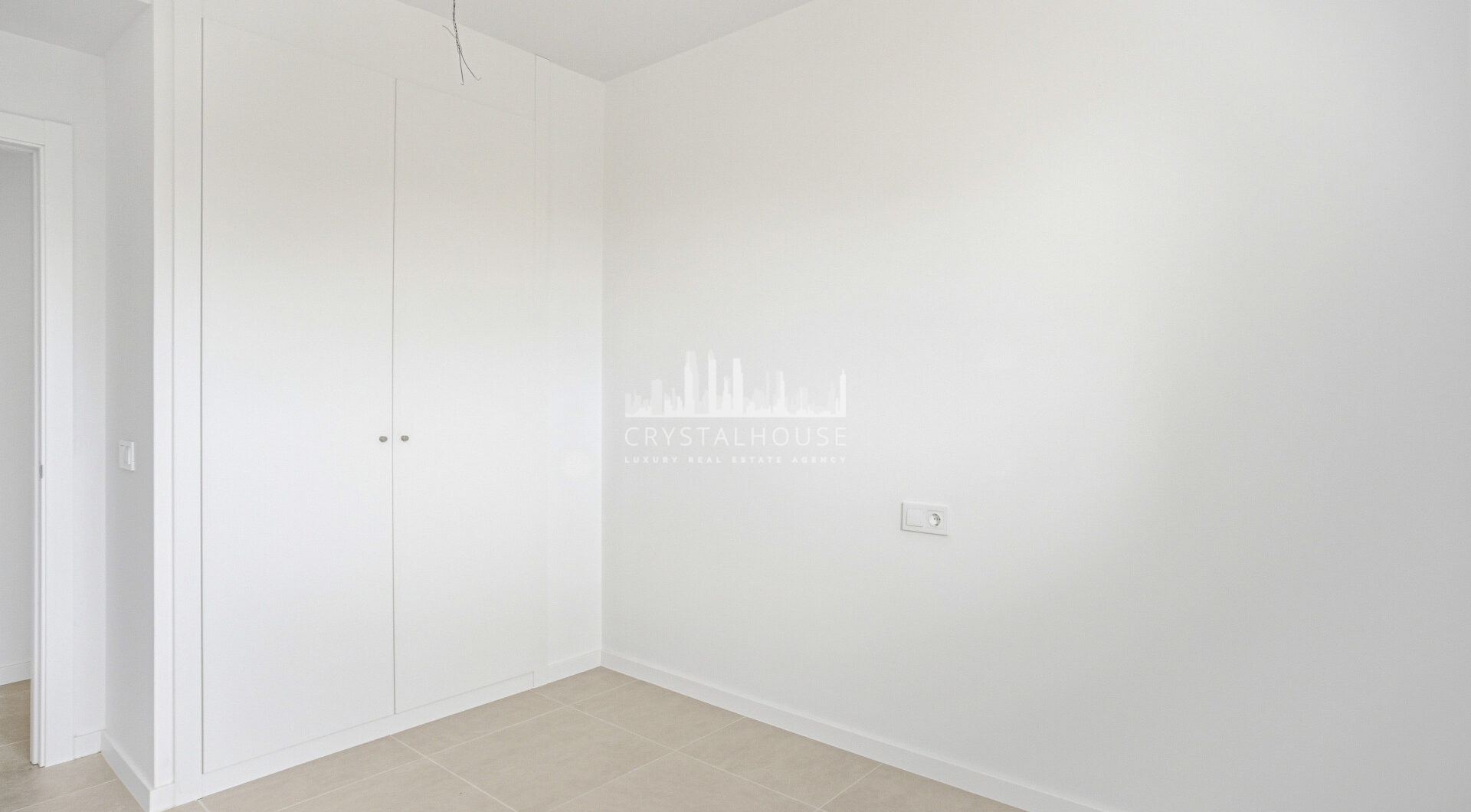 Stylowe, południowo-zachodnie zwrócone dwupokojowe mieszkanie znajduje się w południowo-wschodniej strzeżonej społeczności Acqua Gardens na New Golden Mile, Estepona