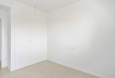 Stylowe, południowo-zachodnie zwrócone dwupokojowe mieszkanie znajduje się w południowo-wschodniej strzeżonej społeczności Acqua Gardens na New Golden Mile, Estepona