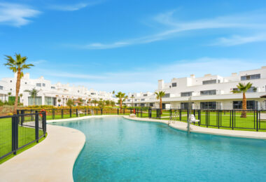 Stylowe, południowo-zachodnie zwrócone dwupokojowe mieszkanie znajduje się w południowo-wschodniej strzeżonej społeczności Acqua Gardens na New Golden Mile, Estepona