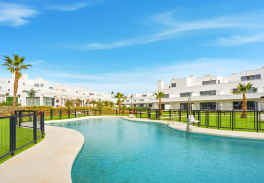 Stylowe, południowo-zachodnie zwrócone dwupokojowe mieszkanie znajduje się w południowo-wschodniej strzeżonej społeczności Acqua Gardens na New Golden Mile, Estepona