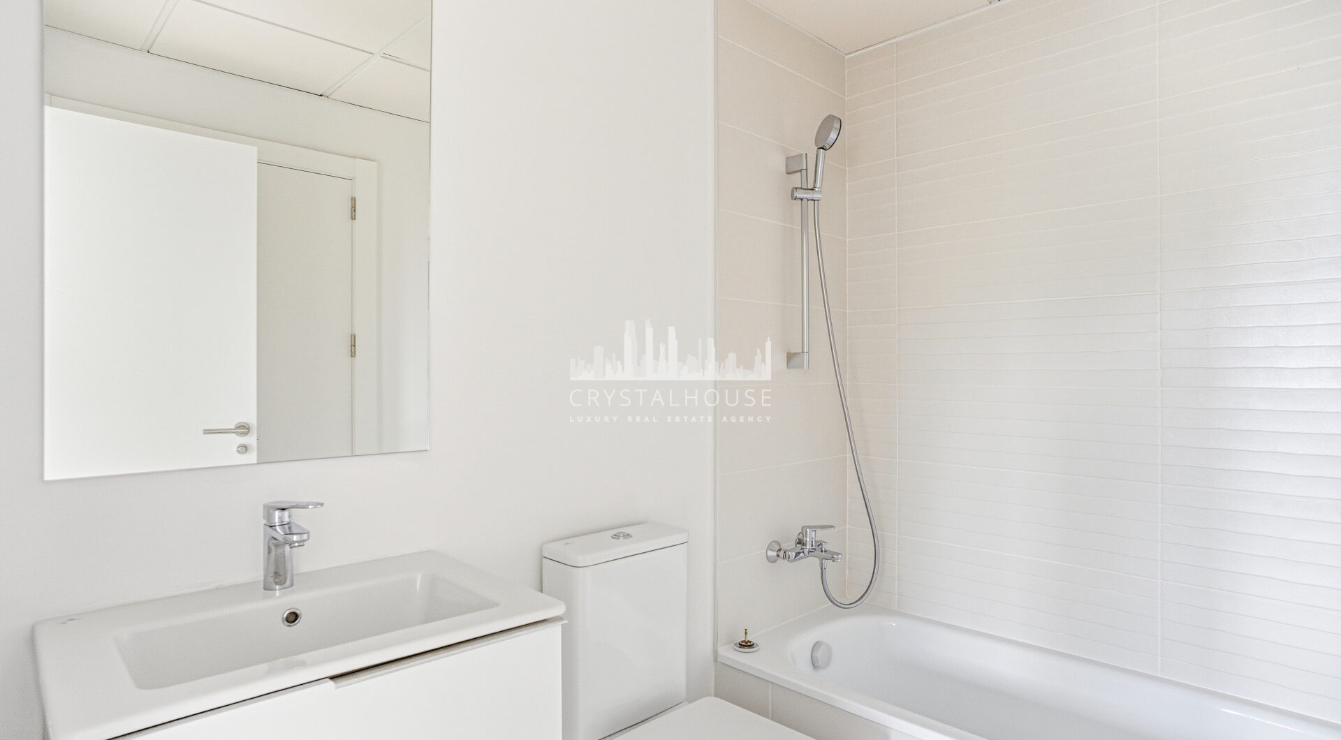 Stylowe, południowo-zachodnie zwrócone dwupokojowe mieszkanie znajduje się w południowo-wschodniej strzeżonej społeczności Acqua Gardens na New Golden Mile, Estepona