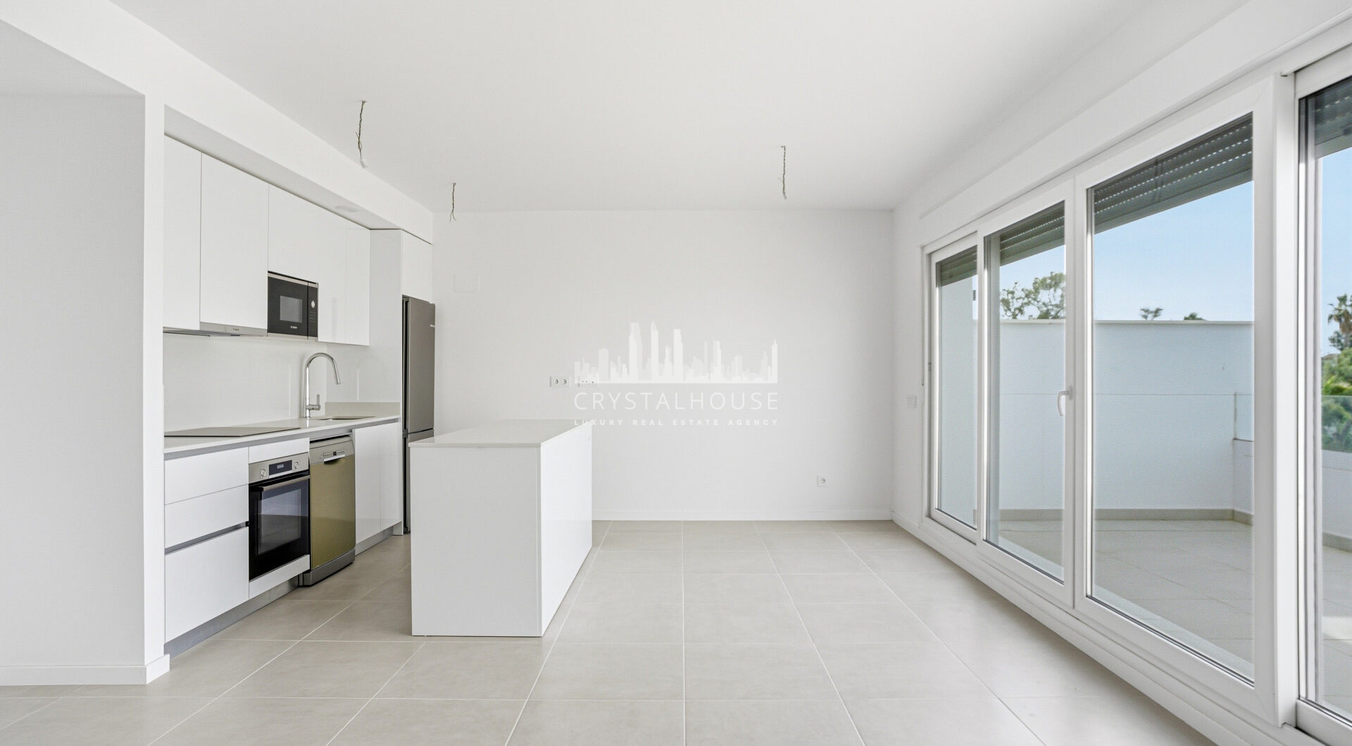 Stylowe, południowo-zachodnie zwrócone dwupokojowe mieszkanie znajduje się w południowo-wschodniej strzeżonej społeczności Acqua Gardens na New Golden Mile, Estepona