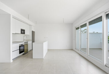 Stylowe, południowo-zachodnie zwrócone dwupokojowe mieszkanie znajduje się w południowo-wschodniej strzeżonej społeczności Acqua Gardens na New Golden Mile, Estepona