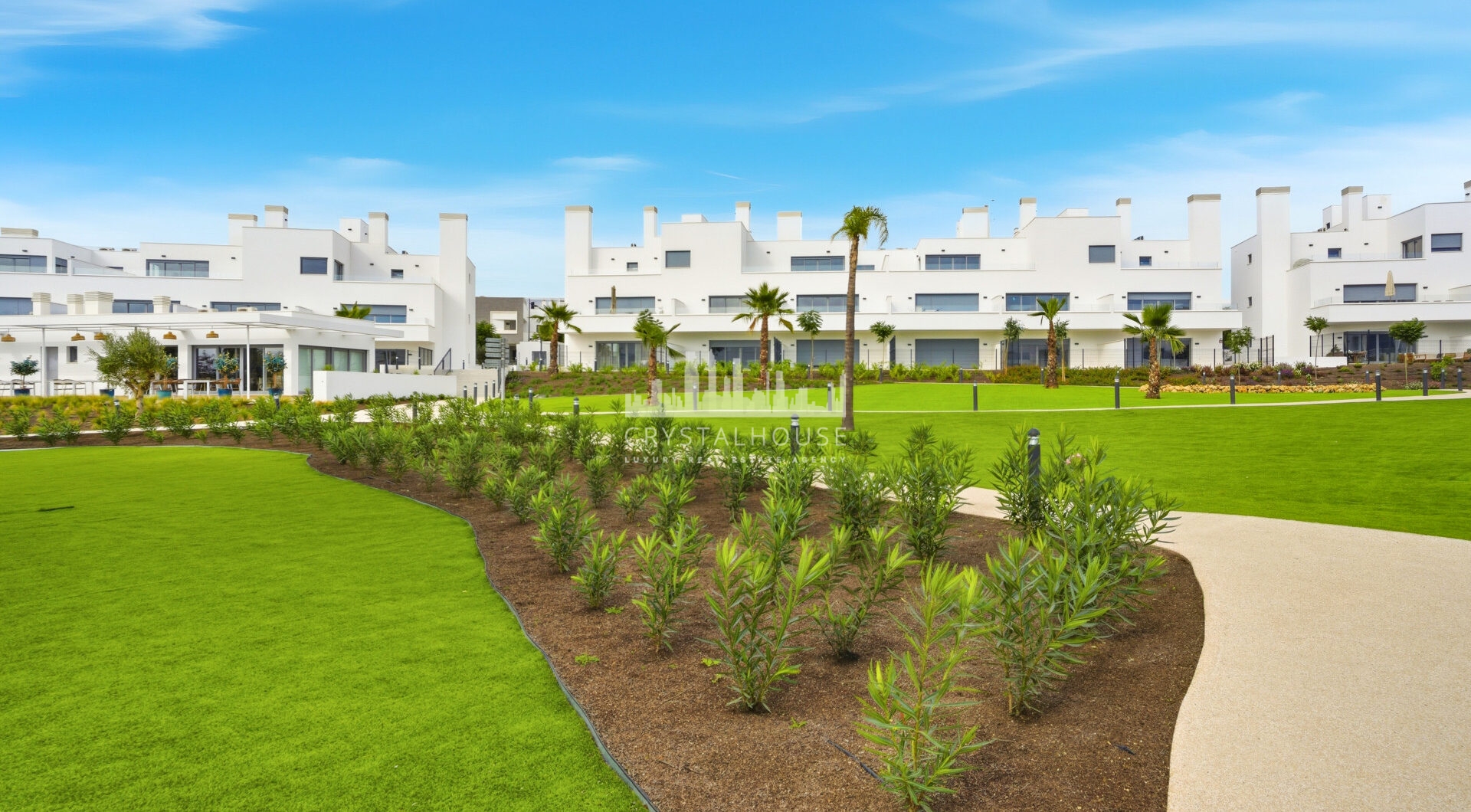 Stylowe, południowo-zachodnie zwrócone dwupokojowe mieszkanie znajduje się w południowo-wschodniej strzeżonej społeczności Acqua Gardens na New Golden Mile, Estepona