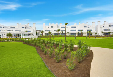 Stylowe, południowo-zachodnie zwrócone dwupokojowe mieszkanie znajduje się w południowo-wschodniej strzeżonej społeczności Acqua Gardens na New Golden Mile, Estepona