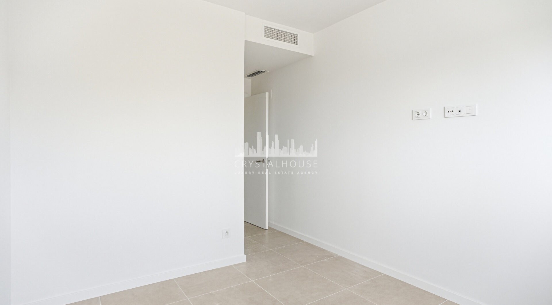 Stylowe, południowo-zachodnie zwrócone dwupokojowe mieszkanie znajduje się w południowo-wschodniej strzeżonej społeczności Acqua Gardens na New Golden Mile, Estepona