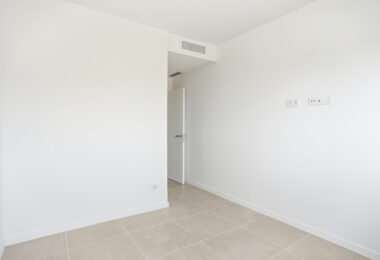 Stylowe, południowo-zachodnie zwrócone dwupokojowe mieszkanie znajduje się w południowo-wschodniej strzeżonej społeczności Acqua Gardens na New Golden Mile, Estepona