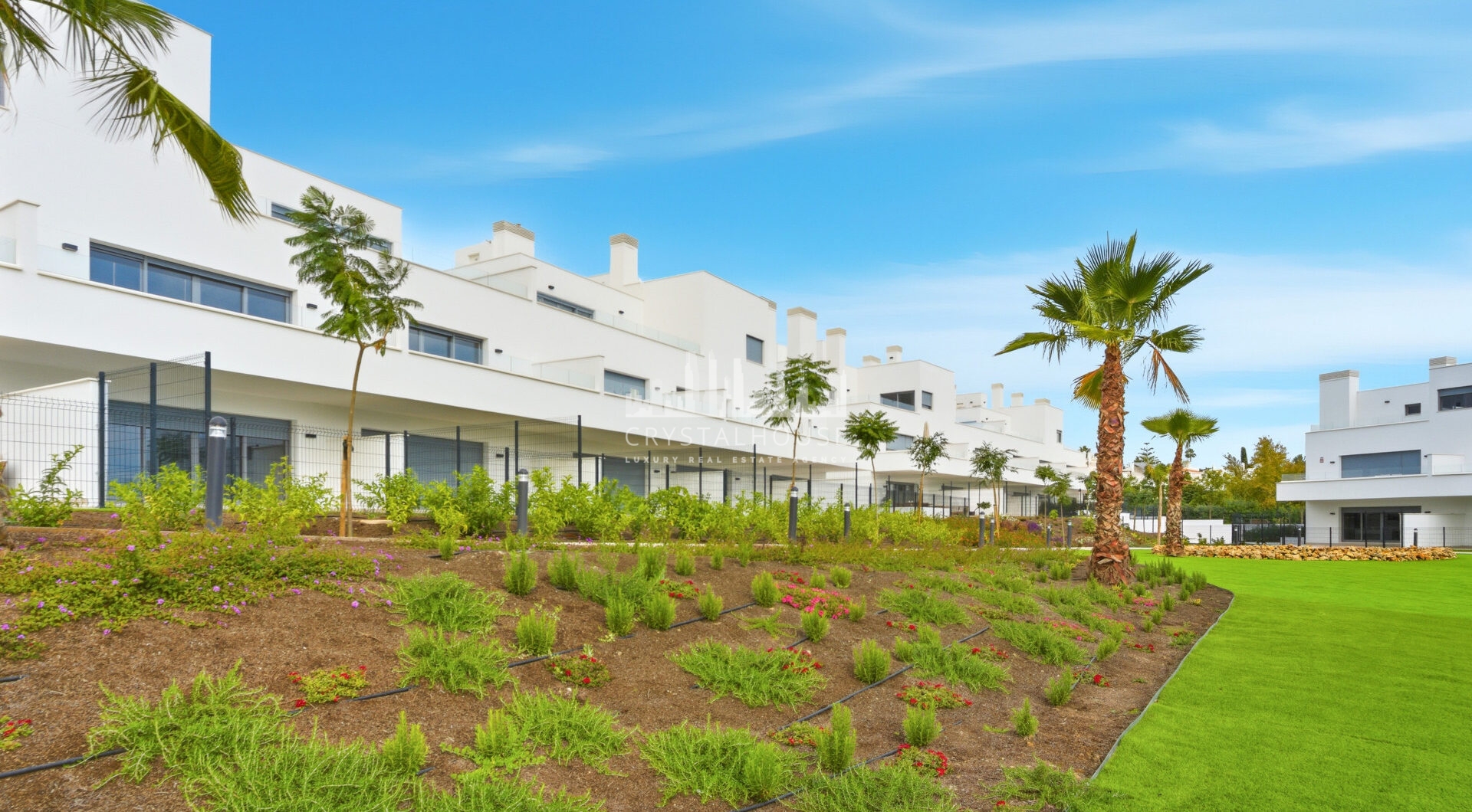 Stylowe, południowo-zachodnie zwrócone dwupokojowe mieszkanie znajduje się w południowo-wschodniej strzeżonej społeczności Acqua Gardens na New Golden Mile, Estepona