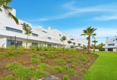 Stylowe, południowo-zachodnie zwrócone dwupokojowe mieszkanie znajduje się w południowo-wschodniej strzeżonej społeczności Acqua Gardens na New Golden Mile, Estepona