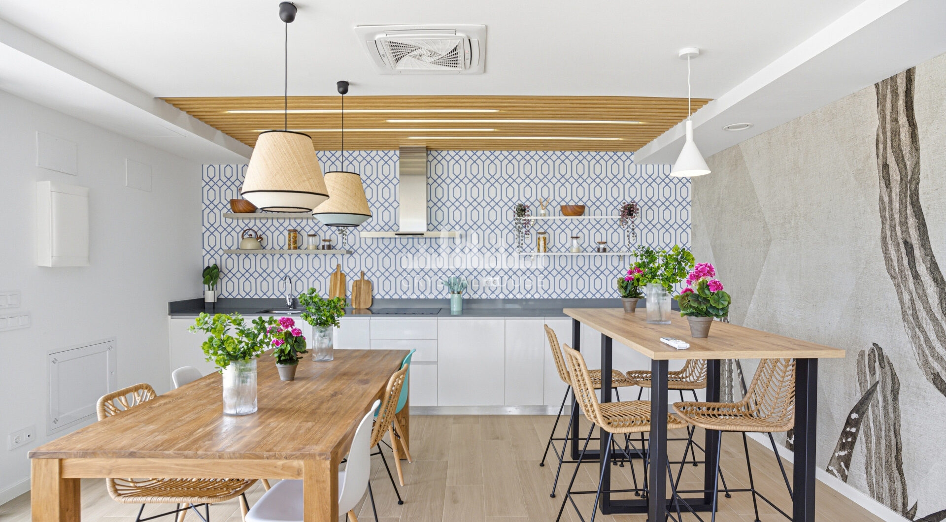 Stylowe, południowo-zachodnie zwrócone dwupokojowe mieszkanie znajduje się w południowo-wschodniej strzeżonej społeczności Acqua Gardens na New Golden Mile, Estepona