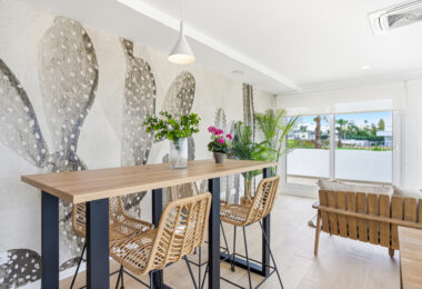 Stylowe, południowo-zachodnie zwrócone dwupokojowe mieszkanie znajduje się w południowo-wschodniej strzeżonej społeczności Acqua Gardens na New Golden Mile, Estepona