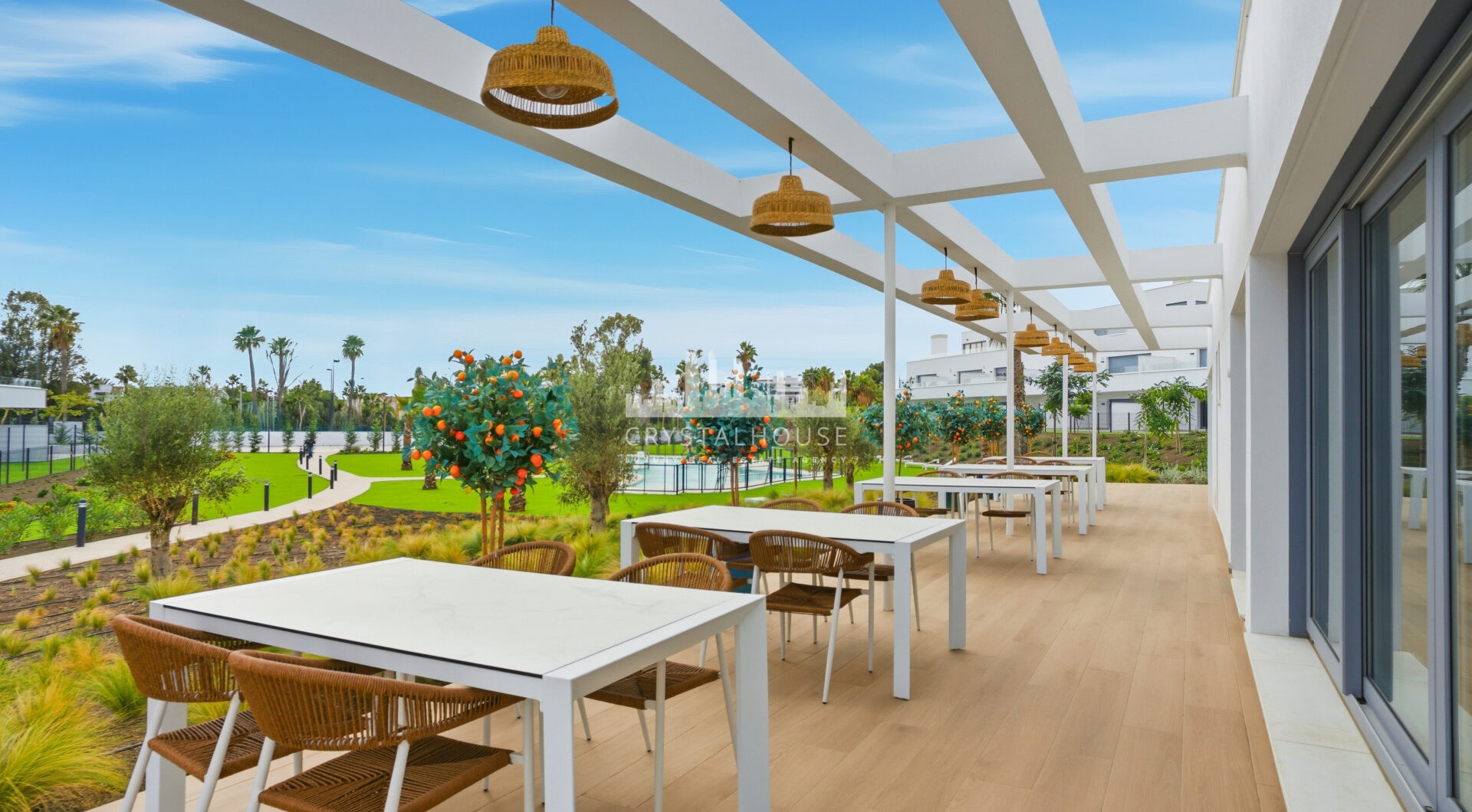 Stylowe, południowo-zachodnie zwrócone dwupokojowe mieszkanie znajduje się w południowo-wschodniej strzeżonej społeczności Acqua Gardens na New Golden Mile, Estepona