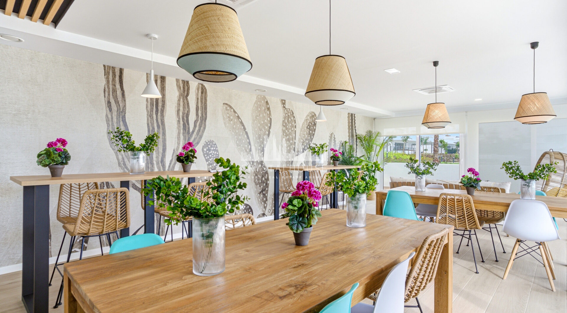 Stylowe, południowo-zachodnie zwrócone dwupokojowe mieszkanie znajduje się w południowo-wschodniej strzeżonej społeczności Acqua Gardens na New Golden Mile, Estepona