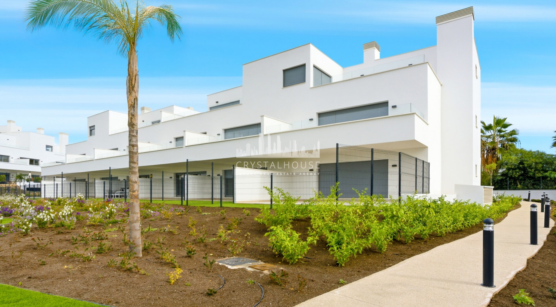 Stylowe, południowo-zachodnie zwrócone dwupokojowe mieszkanie znajduje się w południowo-wschodniej strzeżonej społeczności Acqua Gardens na New Golden Mile, Estepona