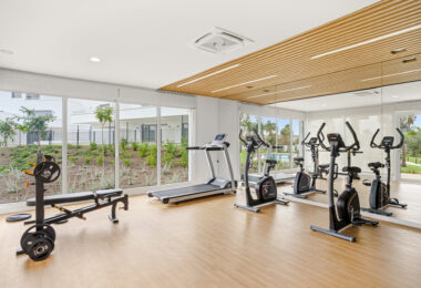 Stylowe, południowo-zachodnie zwrócone dwupokojowe mieszkanie znajduje się w południowo-wschodniej strzeżonej społeczności Acqua Gardens na New Golden Mile, Estepona