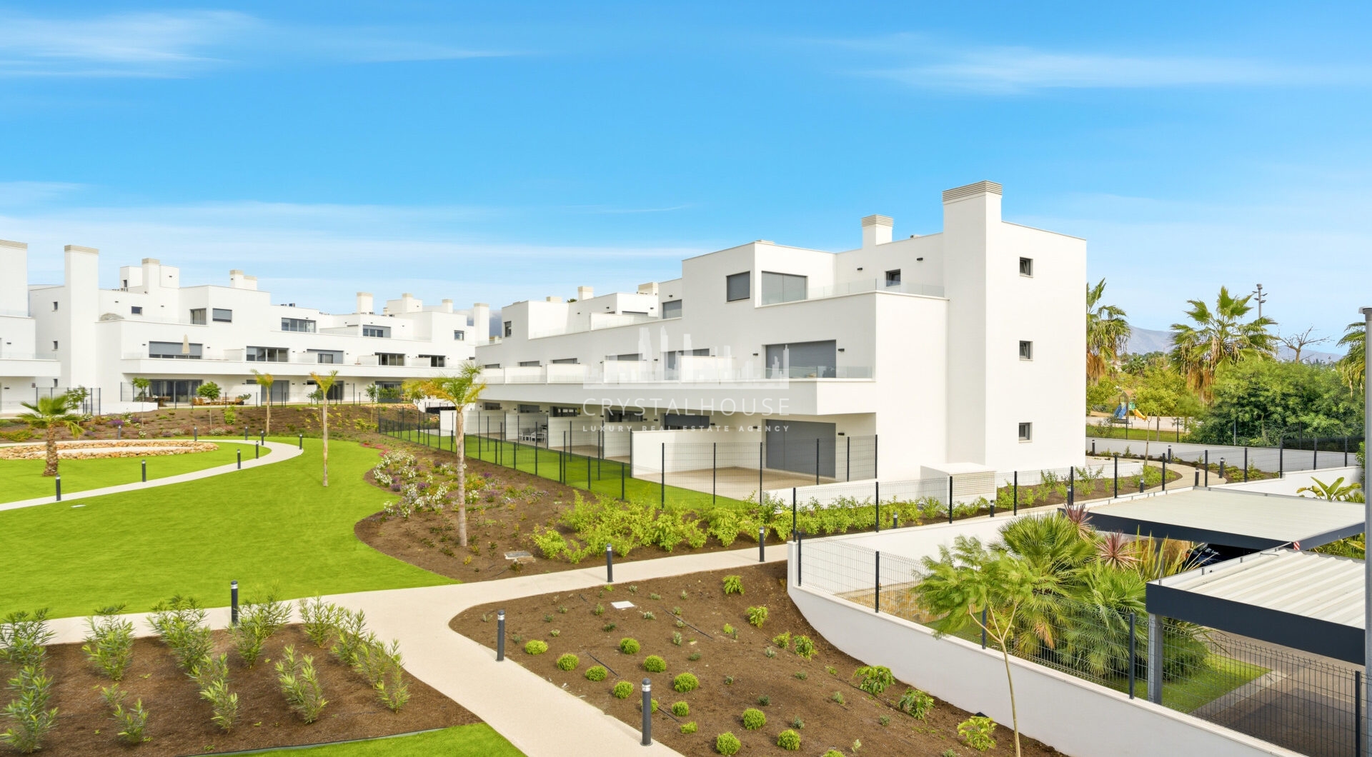 Stylowe, południowo-zachodnie zwrócone dwupokojowe mieszkanie znajduje się w południowo-wschodniej strzeżonej społeczności Acqua Gardens na New Golden Mile, Estepona