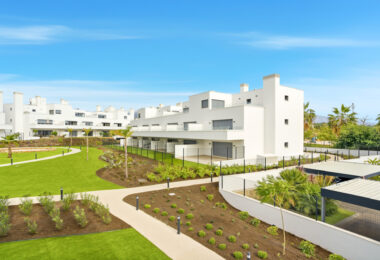 Stylowe, południowo-zachodnie zwrócone dwupokojowe mieszkanie znajduje się w południowo-wschodniej strzeżonej społeczności Acqua Gardens na New Golden Mile, Estepona