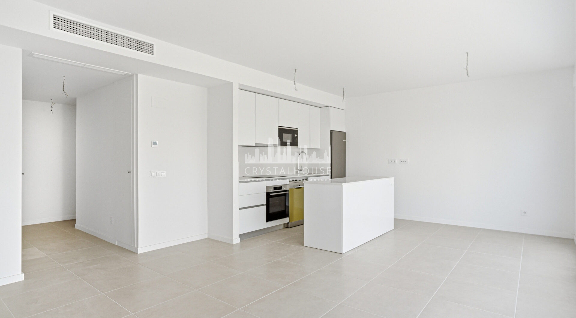 Stylowe, południowo-zachodnie zwrócone dwupokojowe mieszkanie znajduje się w południowo-wschodniej strzeżonej społeczności Acqua Gardens na New Golden Mile, Estepona