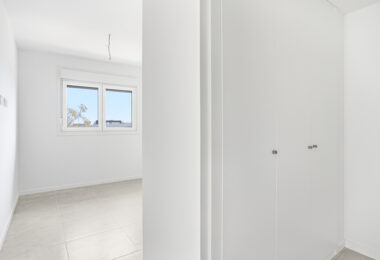 Stylowe, południowo-zachodnie zwrócone dwupokojowe mieszkanie znajduje się w południowo-wschodniej strzeżonej społeczności Acqua Gardens na New Golden Mile, Estepona