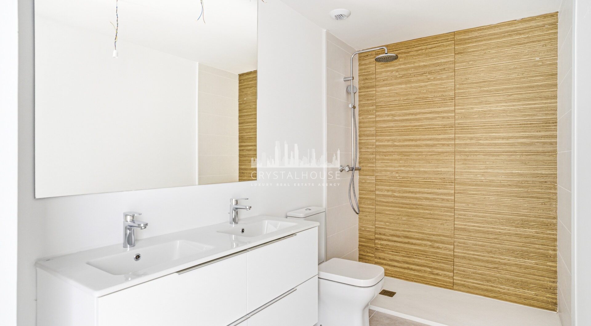 Stylowe, południowo-zachodnie zwrócone dwupokojowe mieszkanie znajduje się w południowo-wschodniej strzeżonej społeczności Acqua Gardens na New Golden Mile, Estepona