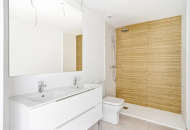 Stylowe, południowo-zachodnie zwrócone dwupokojowe mieszkanie znajduje się w południowo-wschodniej strzeżonej społeczności Acqua Gardens na New Golden Mile, Estepona