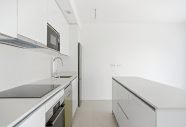 Stylowe, południowo-zachodnie zwrócone dwupokojowe mieszkanie znajduje się w południowo-wschodniej strzeżonej społeczności Acqua Gardens na New Golden Mile, Estepona