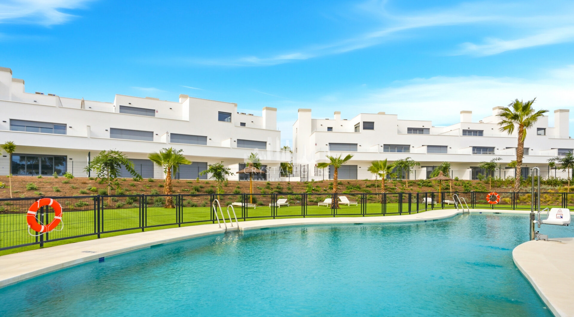 Stylowe, południowo-zachodnie zwrócone dwupokojowe mieszkanie znajduje się w południowo-wschodniej strzeżonej społeczności Acqua Gardens na New Golden Mile, Estepona