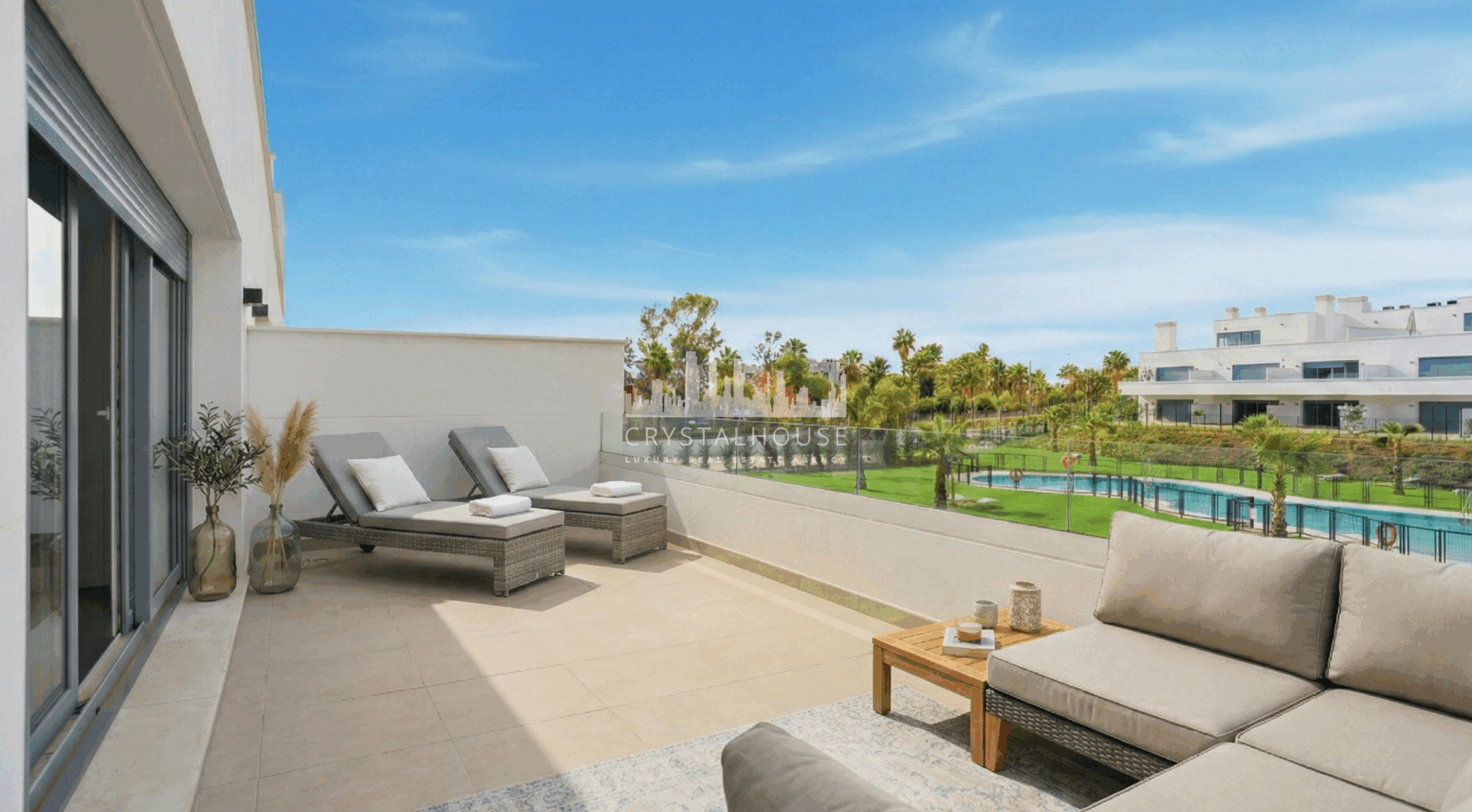 Stylowe, południowo-zachodnie zwrócone dwupokojowe mieszkanie znajduje się w południowo-wschodniej strzeżonej społeczności Acqua Gardens na New Golden Mile, Estepona