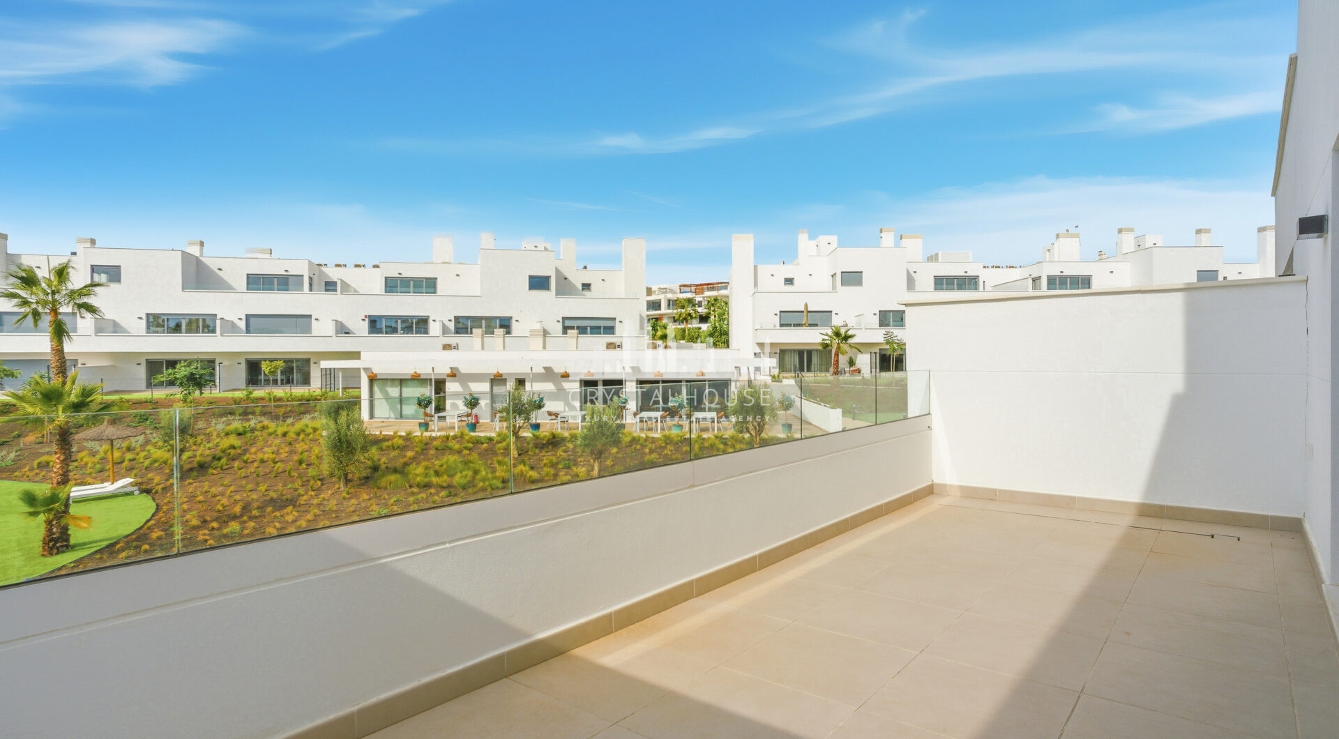 Stylowe, południowo-zachodnie zwrócone dwupokojowe mieszkanie znajduje się w południowo-wschodniej strzeżonej społeczności Acqua Gardens na New Golden Mile, Estepona