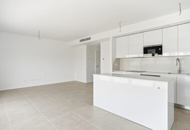 Stylowe, południowo-zachodnie zwrócone dwupokojowe mieszkanie znajduje się w południowo-wschodniej strzeżonej społeczności Acqua Gardens na New Golden Mile, Estepona