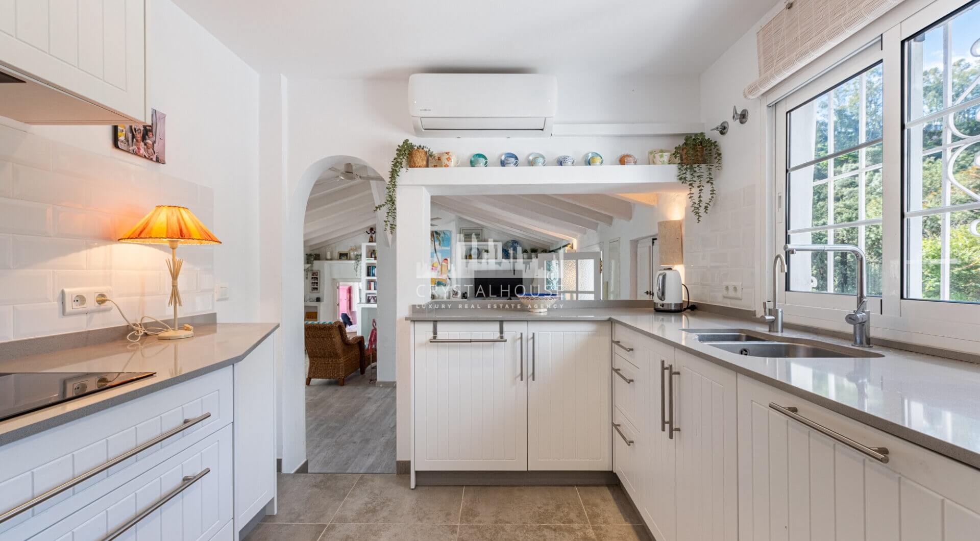 Urokliwa willa w stylu wiejskim na wzgórzach Benahavís – doskonała relacja jakości do ceny