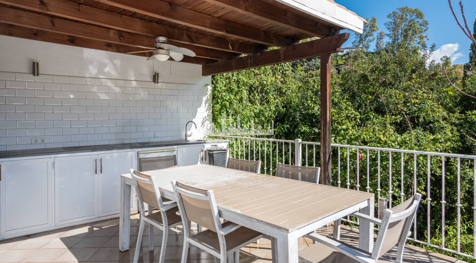 Urokliwa willa w stylu wiejskim na wzgórzach Benahavís – doskonała relacja jakości do ceny