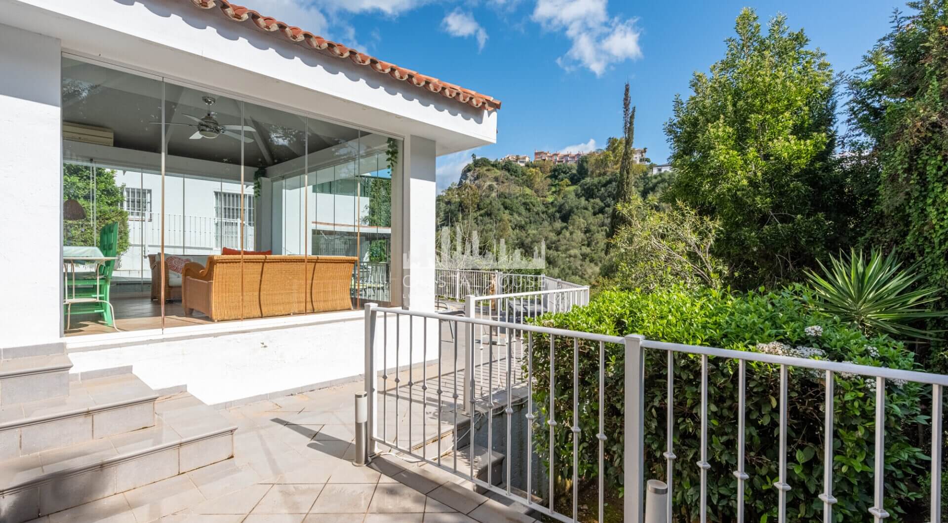Urokliwa willa w stylu wiejskim na wzgórzach Benahavís – doskonała relacja jakości do ceny