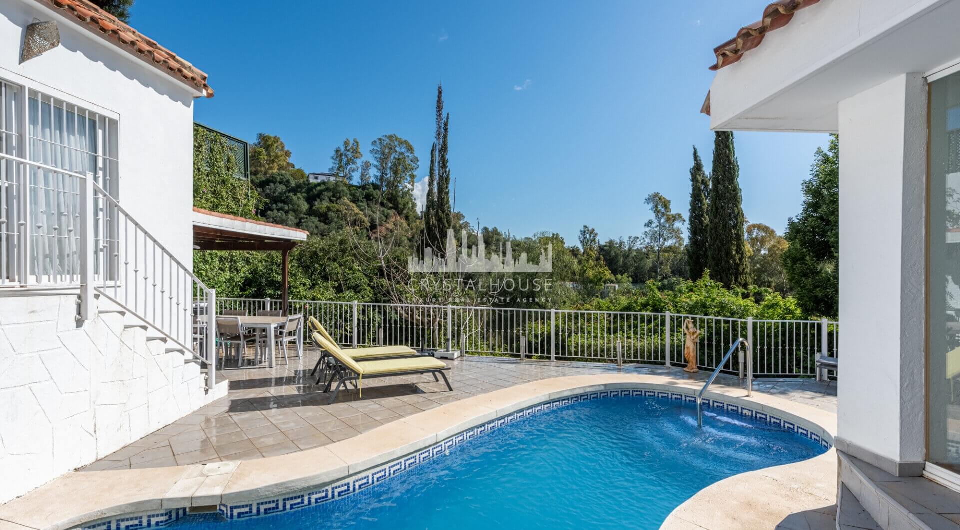 Urokliwa willa w stylu wiejskim na wzgórzach Benahavís – doskonała relacja jakości do ceny