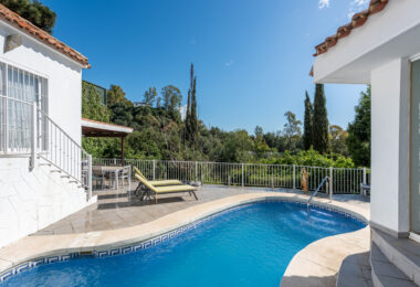 Urokliwa willa w stylu wiejskim na wzgórzach Benahavís – doskonała relacja jakości do ceny