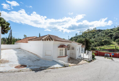 Urokliwa willa w stylu wiejskim na wzgórzach Benahavís – doskonała relacja jakości do ceny