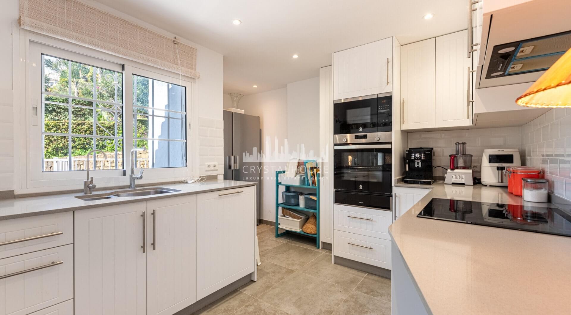 Urokliwa willa w stylu wiejskim na wzgórzach Benahavís – doskonała relacja jakości do ceny