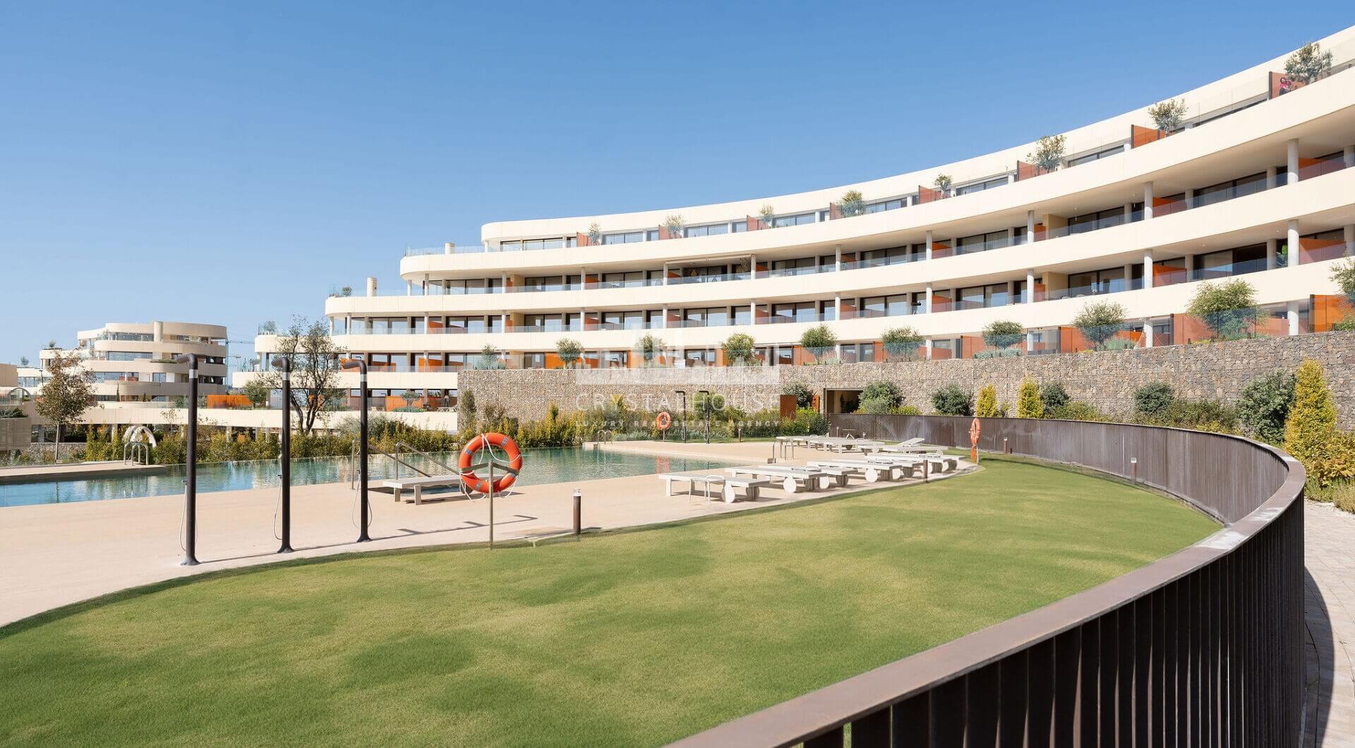 Doświadcz wyrafinowanego życia na wybrzeżu w tym nowym luksusowym apartamencie w prestiżowym Higuerón Resort.