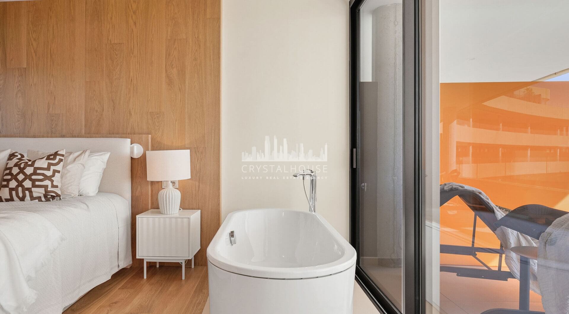 Doświadcz wyrafinowanego życia na wybrzeżu w tym nowym luksusowym apartamencie w prestiżowym Higuerón Resort.