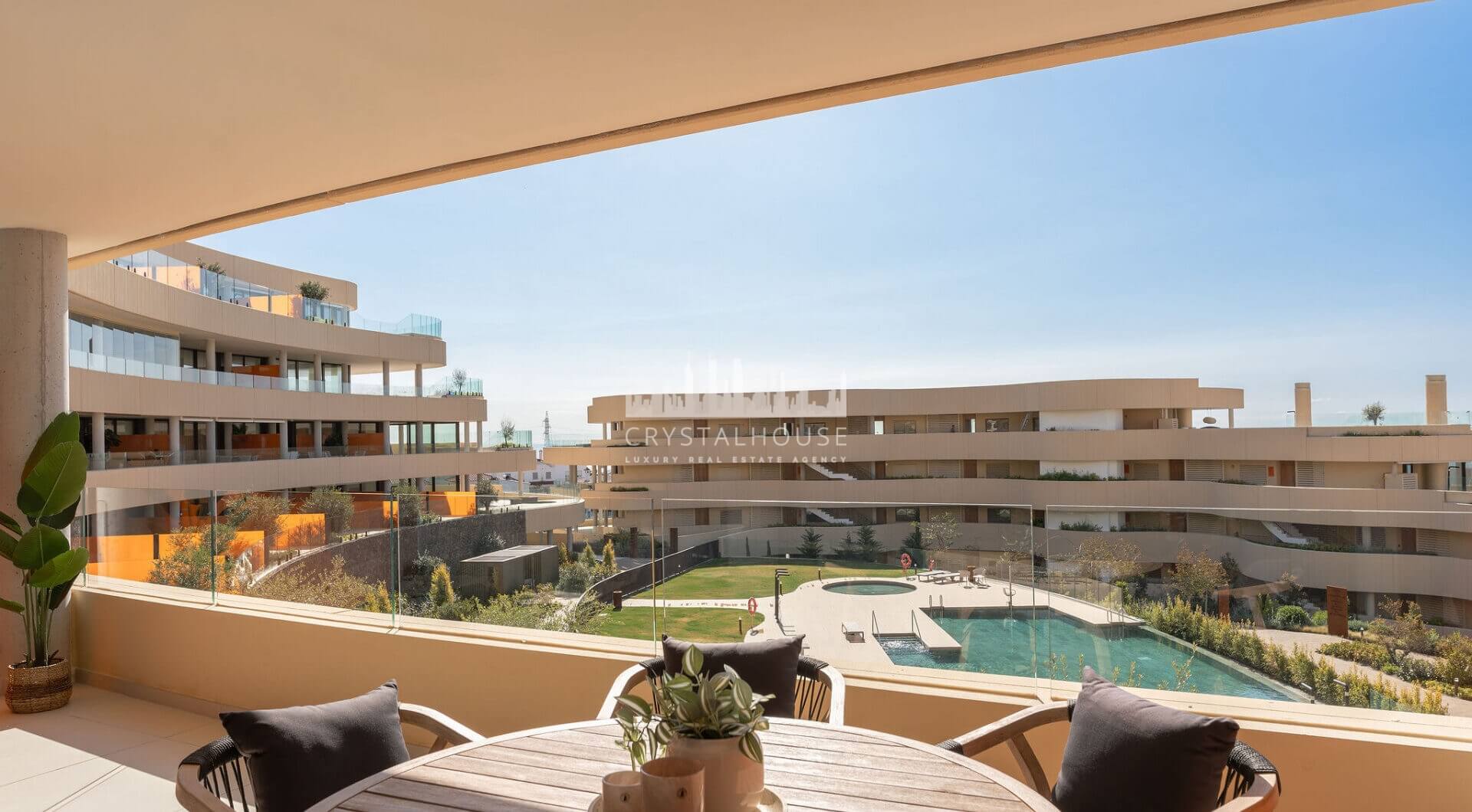 Doświadcz wyrafinowanego życia na wybrzeżu w tym nowym luksusowym apartamencie w prestiżowym Higuerón Resort.