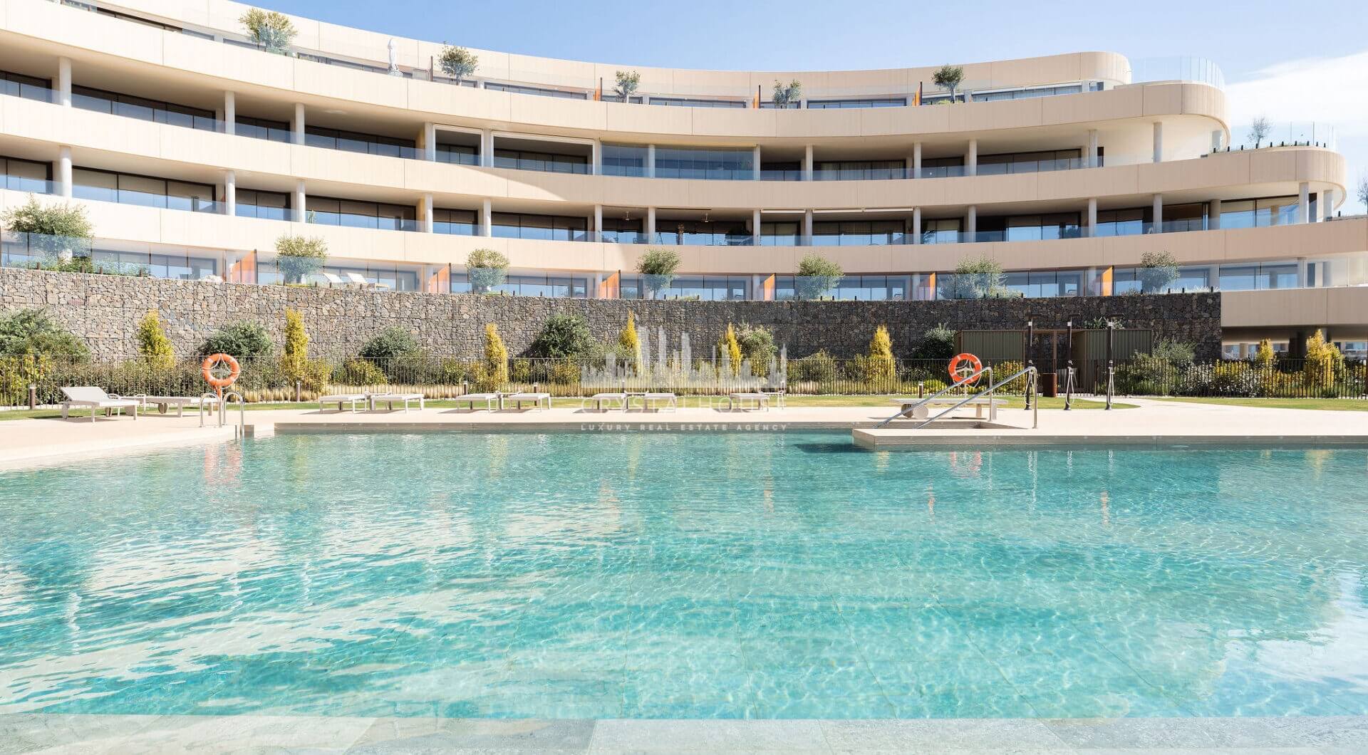 Doświadcz wyrafinowanego życia na wybrzeżu w tym nowym luksusowym apartamencie w prestiżowym Higuerón Resort.