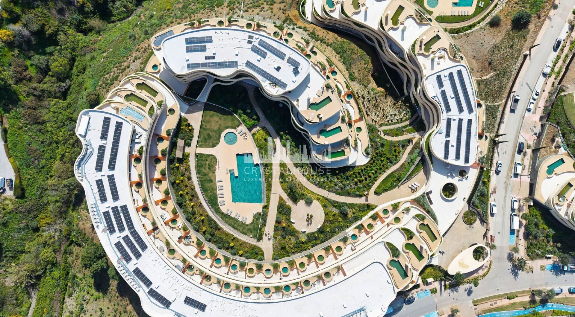 Doświadcz wyrafinowanego życia na wybrzeżu w tym nowym luksusowym apartamencie w prestiżowym Higuerón Resort.