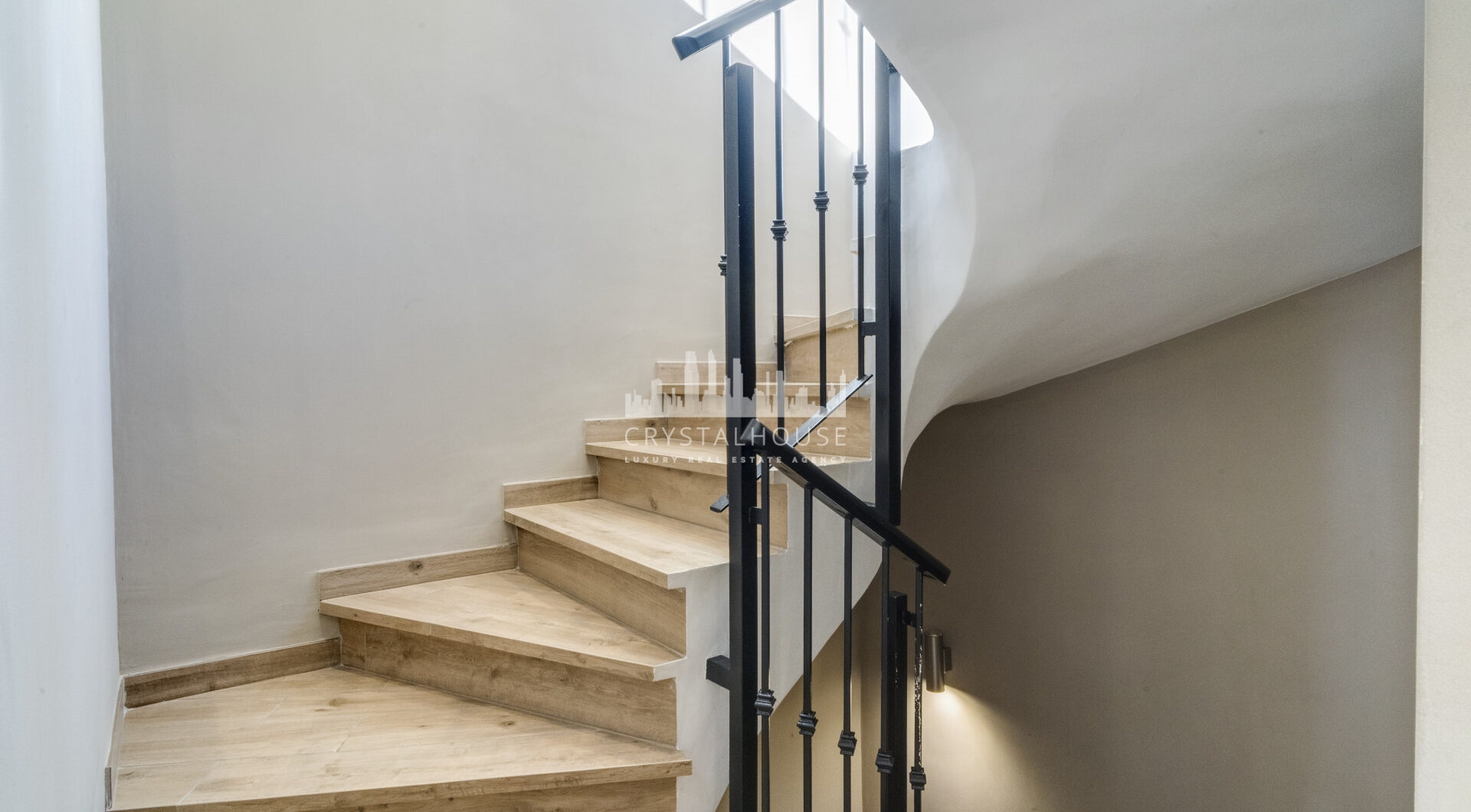 Elegant Four-Sypialnia Townhouse z prywatnym basenem w Lomas de Puente Romano