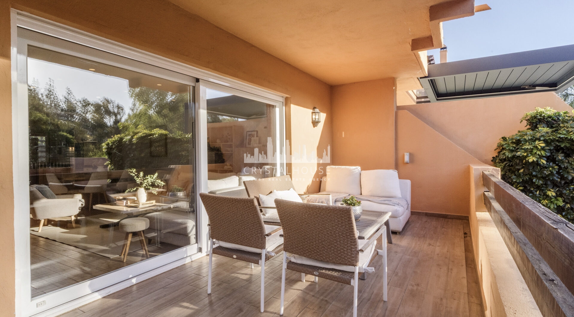 Elegant Four-Sypialnia Townhouse z prywatnym basenem w Lomas de Puente Romano