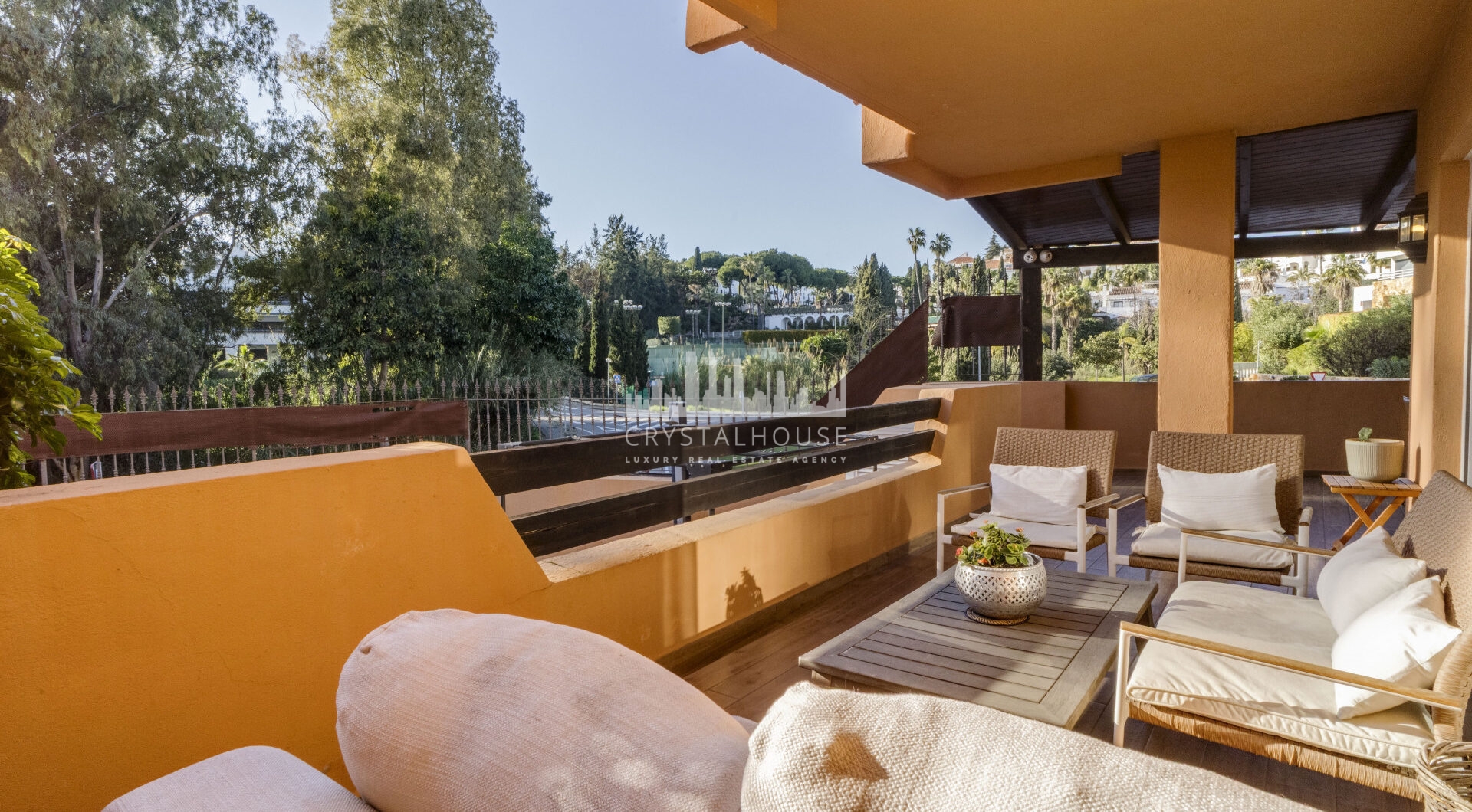 Elegant Four-Sypialnia Townhouse z prywatnym basenem w Lomas de Puente Romano