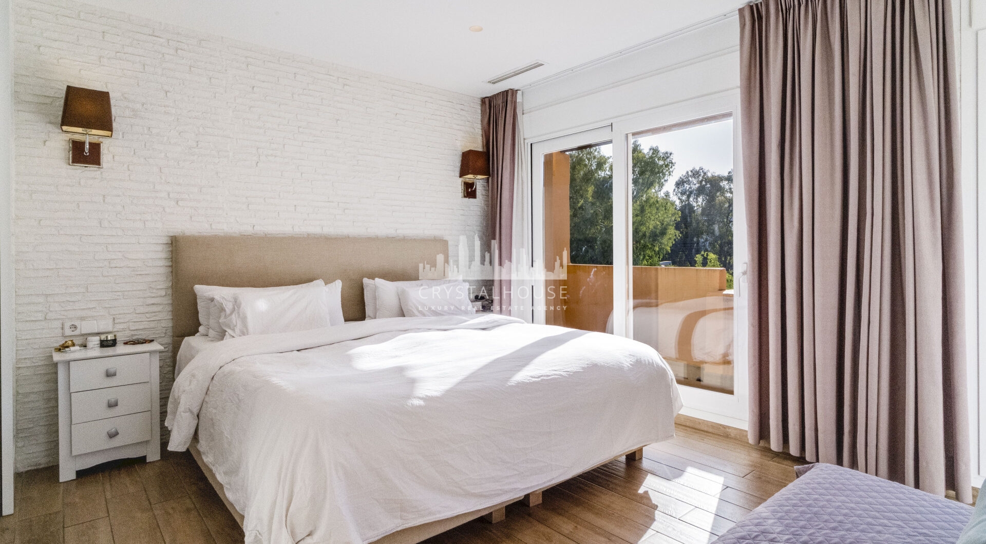 Elegant Four-Sypialnia Townhouse z prywatnym basenem w Lomas de Puente Romano