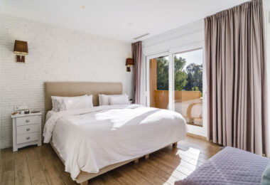 Elegant Four-Sypialnia Townhouse z prywatnym basenem w Lomas de Puente Romano